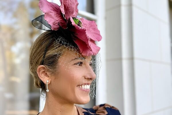 Nuestra invitada favorita del fin de semana tiene un tocado maravilloso en forma de flor que es la clave de su look