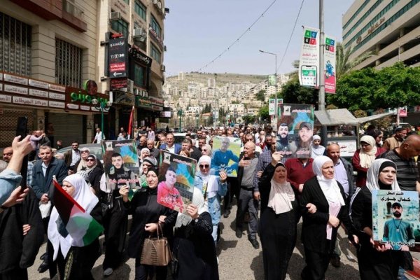 Palestinos se manifiestan en Cisjordania para exigir el fin de la guerra en Gaza