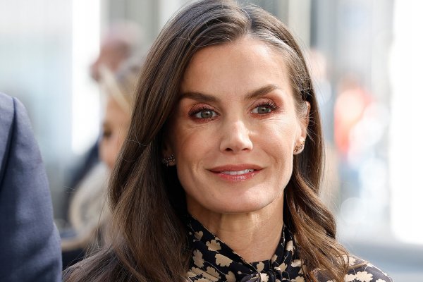 La reina Letizia combina el vestido midi más bonito de Massimo Dutti con los zapatos favoritos de las royals