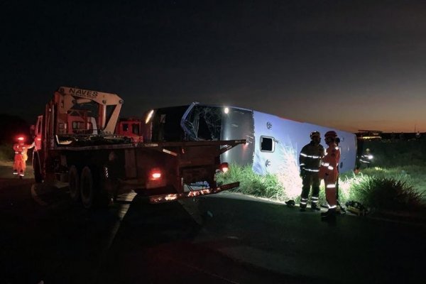 Al menos 11 muertos, entre ellos dos niños, y más de 30 heridos tras volcar un autobús en el sur de Brasil