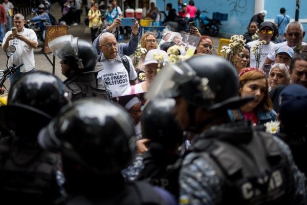 Familiares de presos venezolanos intentan llegar hasta Miraflores