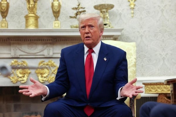 El Supremo da oxígeno a Trump y congela la reincorporación de miles de funcionarios despedidos