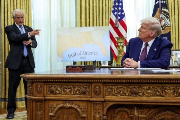 «Idiota, más tonto que un saco de ladrillos»: estalla la guerra en el equipo de Trump por los aranceles