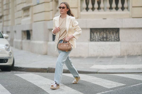 Ni Samba ni Gazelle, las mujeres más elegantes han cambiado los zapatos de tacón por estas zapatillas