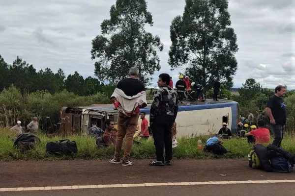 7 MUERTOS! Vuelca un colectivo con trabajadores de una forestal correntina en Misiones