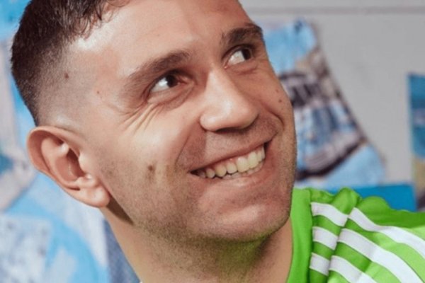 La provocación de Dibu Martínez al público francés antes de PSG vs. Aston Villa