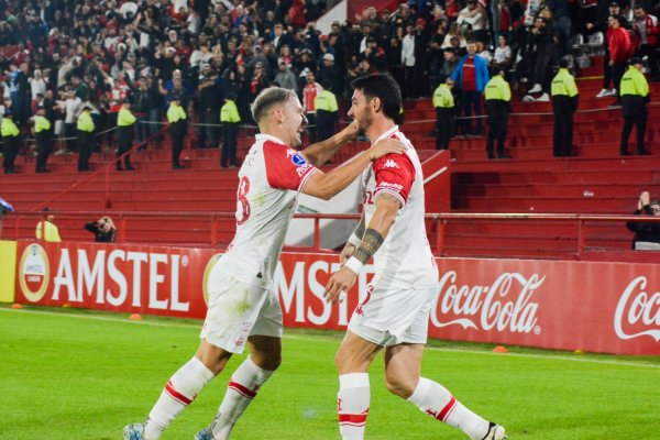 Huracán goleó a Racing de Montevideo en Copa Sudamericana y es líder perfecto