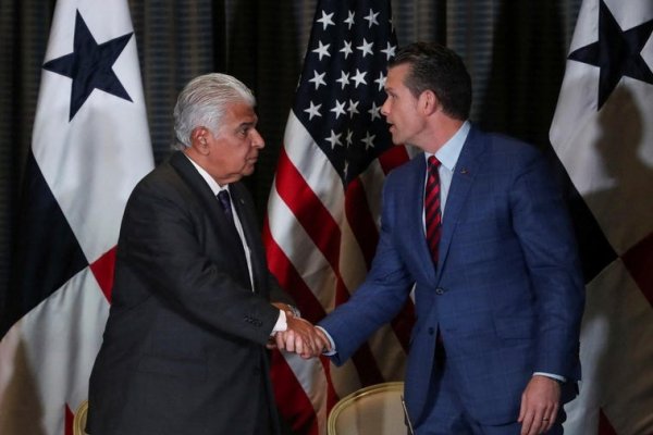 El jefe del Pentágono ataca a China y promete soberanía para el Canal durante su visita a Panamá