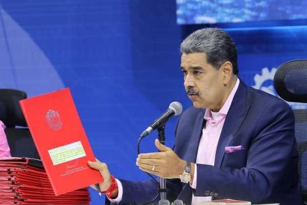 Maduro firma un decreto de emergencia económica ante la «guerra comercial» de Trump