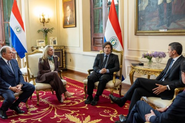A QUE FUE! Milei en Paraguay sin hablar de los temas que importan a Corrientes Yacyretá, hidrovía, Añá Cuá