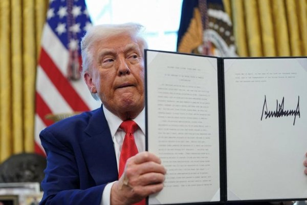Trump firma orden para aumentar la presión del agua en las duchas: «Me gusta cuidar mi hermoso cabello»
