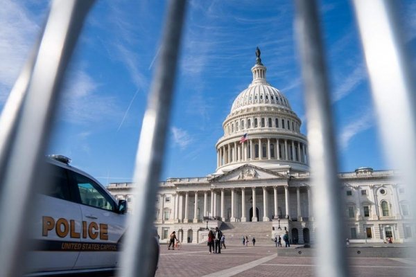 El Congreso de EE.UU. aprueba por estrecho margen un presupuesto que da vía libre a los recortes fiscales de Trump