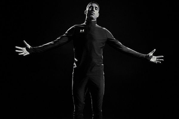 UNDER ARMOUR FIRMA CON EL LATERAL DERECHO DE TALLA MUNDIAL ACHRAF HAKIMI