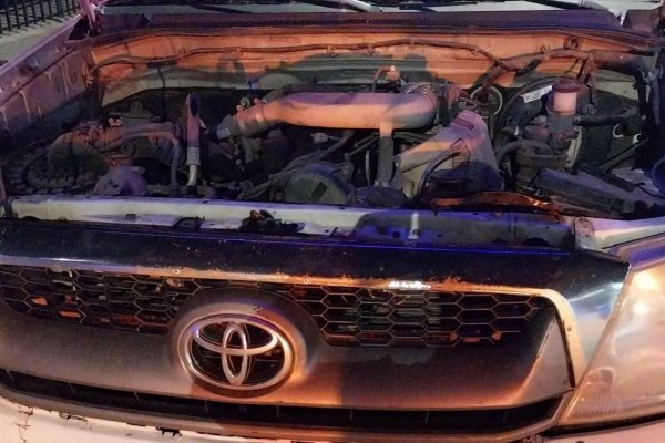 INSEGURIDAD AL PALO! Abren el capot de una camioneta y roban la batería