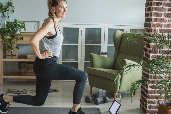 Ni pesas ni gimnasio, así es el ejercicio para mujeres de más de 50 que puedes hacer en casa para acabar con la grasa abdominal y cuidar tus huesos