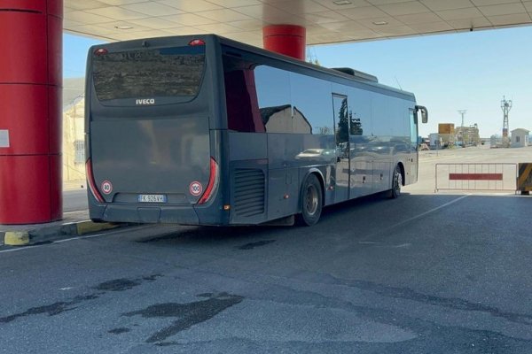 Italia traslada a sus centros de Albania a 40 inmigrantes con una orden de expulsión
