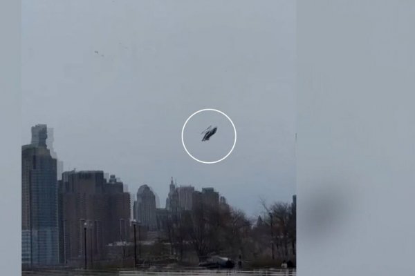 VÍDEO | El momento en el que se estrella el helicóptero en Nueva York