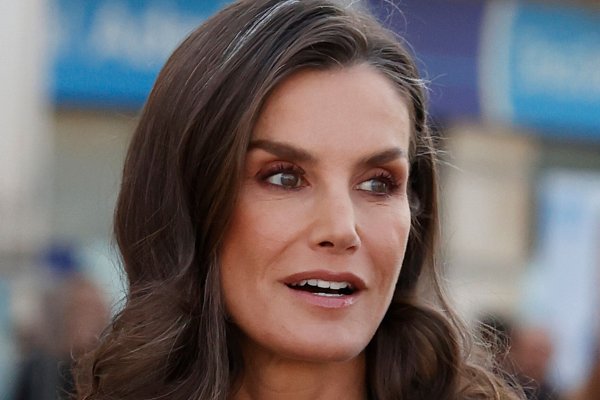 Dónde encontrar los mocasines con tacón ancho de la reina Letizia (ideales para looks de oficina)