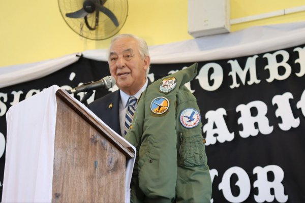 HOMENAJE EN VIDA! Una escuela de Goya lleva el nombre de un brigadier de Malvinas