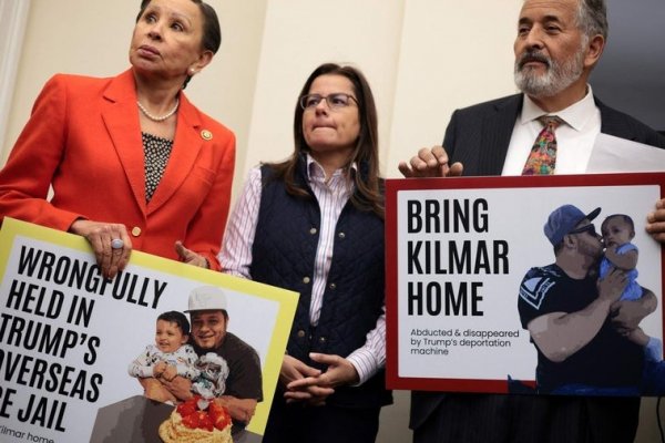 El Gobierno de Trump dice que el salvadoreño deportado por error está «vivo y seguro» en una cárcel de su país