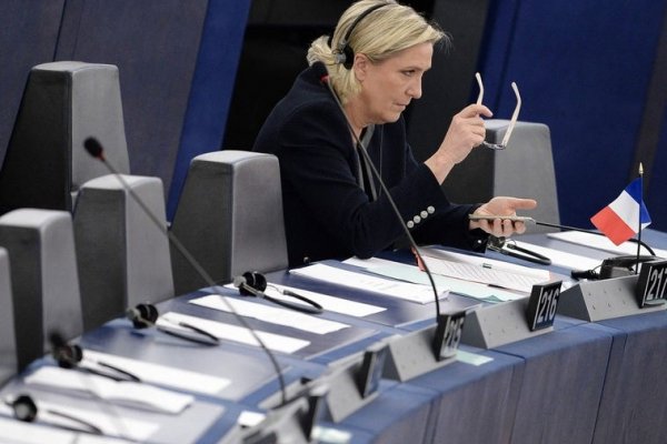 Le Pen se queda sin su cargo de consejera departamental y se oscurece aún más su futuro político