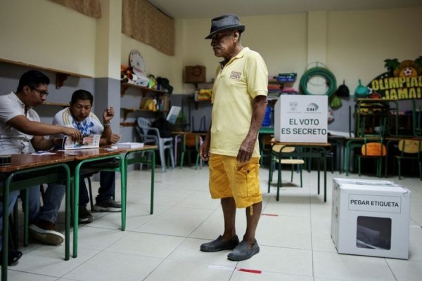Los ecuatorianos acuden en masa a votar, en unas elecciones marcadas por sospechas de fraude