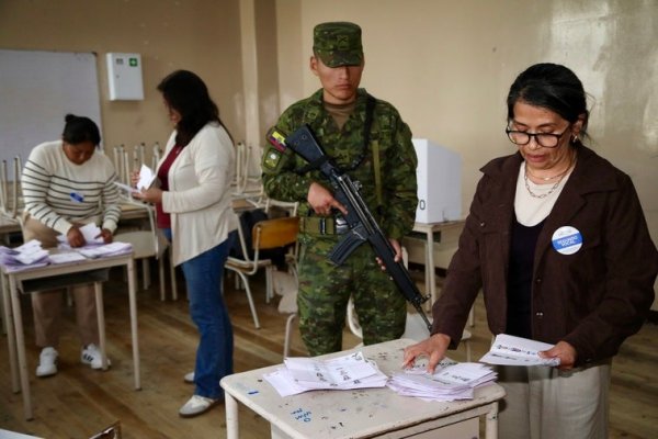 Dos encuestas a pie de urna se contradicen; una da ganador Noboa y otra a González