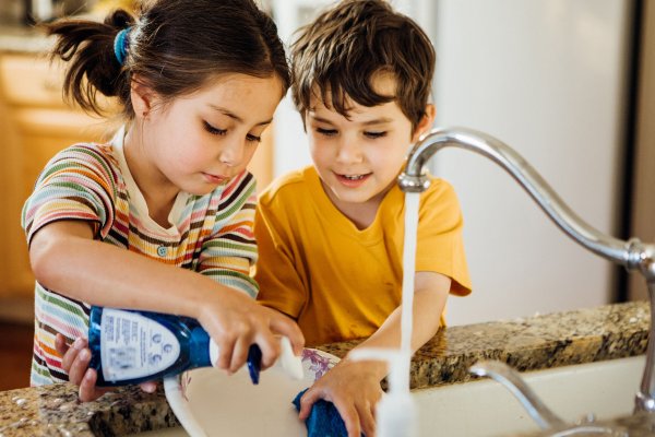 Harvard afirma que los niños que hacen tareas domésticas serán adultos más felices y con más éxito