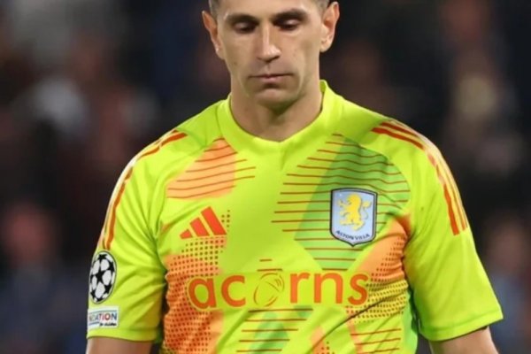 Dibu Martínez alcanzó otro impresionante récord con el Aston Villa