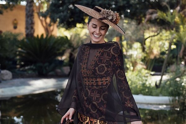 La invitada más elegante del fin de semana va con un vestido estampado y los zapatos de tacón cómodo tendencia