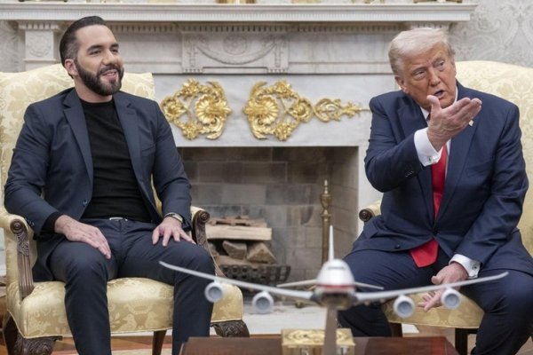 «Totalmente a favor»: Trump se abre a deportar a estadounidenses a las cárceles de Bukele en El Salvador