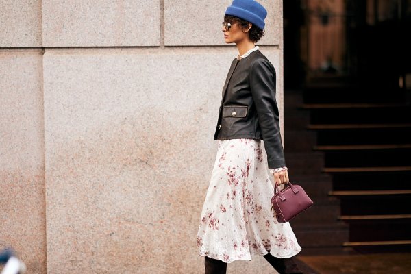 Anoche llegó a Zara la falda midi plisada más bonita de la primavera, que puede llevarse de la oficina a una cena con amigas