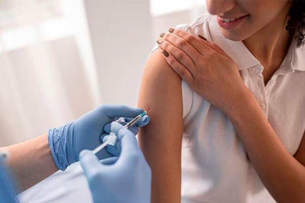 QUÉ ESPERÁS! No te olvides de recibir la vacuna antigripal y refuerzos por Covid-19