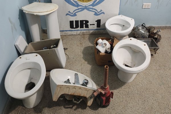 HASTA LOS INODOROS! En Paso de la Patria no se puede ir al baño tranquilo