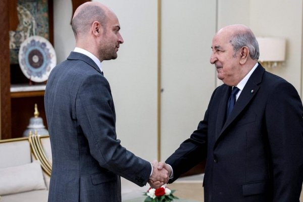 Francia responde a Argelia con la expulsión de 12 diplomáticos y llama a consultas a su embajador