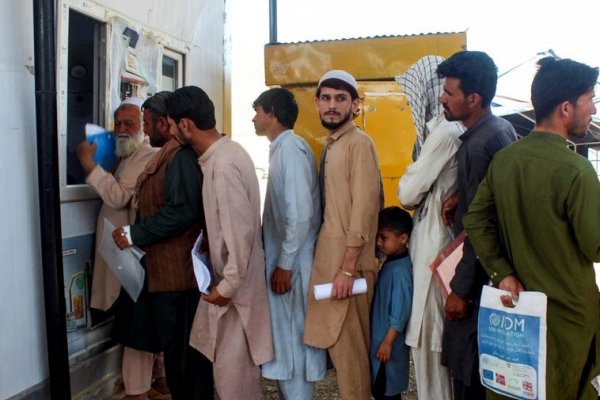 Pakistán expulsa a Afganistán cerca de 60.000 refugiados en menos de dos semanas