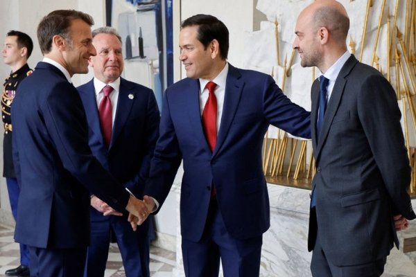 Macron dialoga con los hombres de Trump, evitando la agravación de la guerra comercial mundial