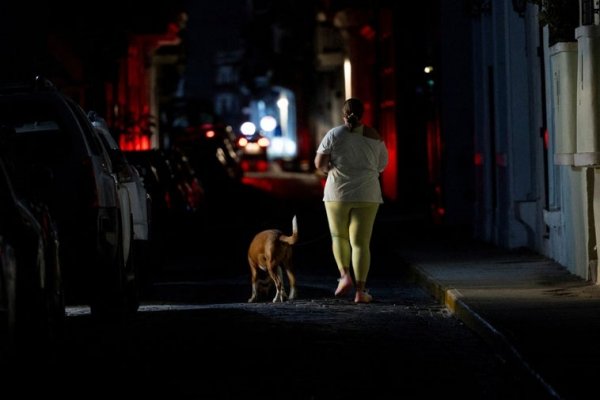 Un nuevo apagón masivo causa gran descontento en Puerto Rico en plena Semana Santa
