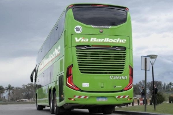 Viajaba a Neuquén desde Corrientes, bajó a cargar agua y lo abandonaron: su esposa había quedado en el colectivo
