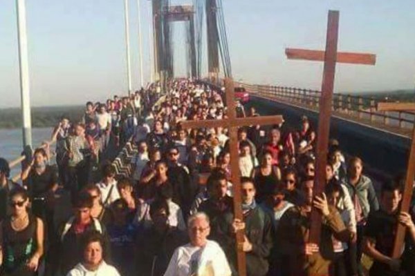 VÍA CRUCIS! Casi 5.000 personas participaron sobre el Puente Chaco - Corrientes