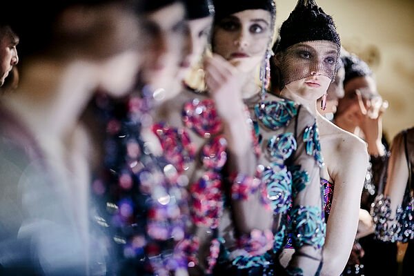 Planes más allá de Semana Santa: la exposición con más de 150 trajes de costura de Giorgio Armani que entusiasmará a los seguidores de la moda