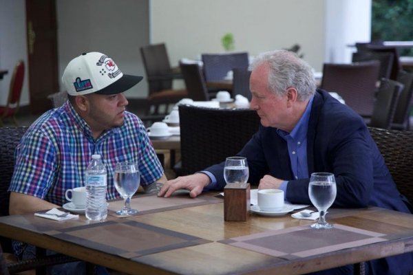 Un senador demócrata logra entrevistarse con Abrego García, el deportado «por error»