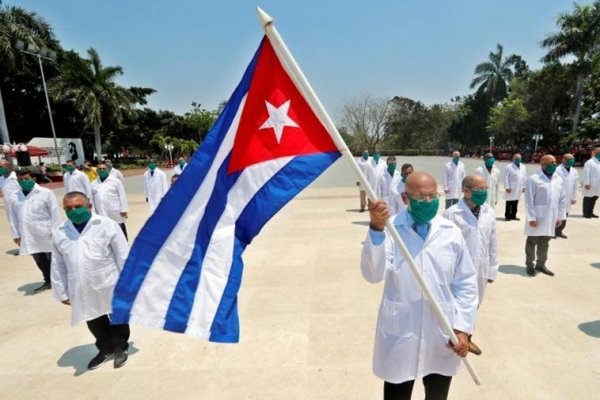 Cuba reconoce que retenía el pasaporte a los médicos de las misiones internacionales para que no huyeran