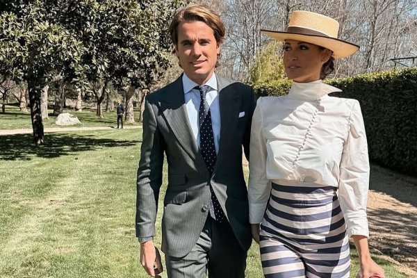 La invitada que fue a una boda en blusa y pantalón y se coronó como la más elegante con este precioso look