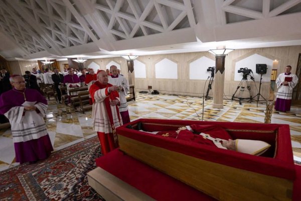 IMÁGENES! El Vaticano mostró al Papa Francisco tras su muerte