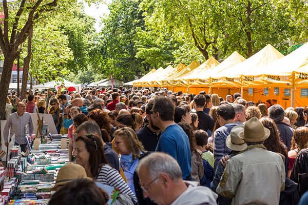 Sant Jordi 2025: Cómo celebrar el día del libro si vives en Barcelona, Madrid, Valencia o Alicante