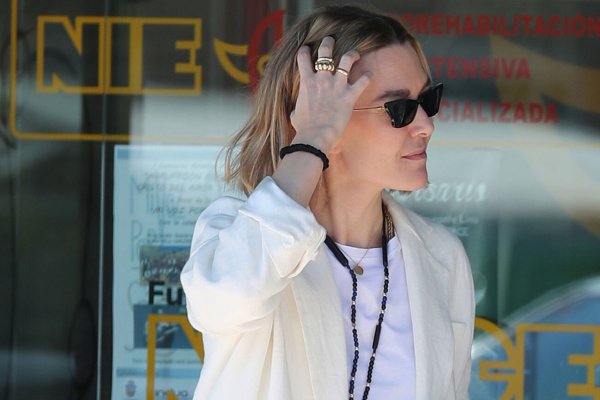 Marta Ortega de compras en Zara, con las bailarinas tendencia y un truco de experta para llevar el jersey