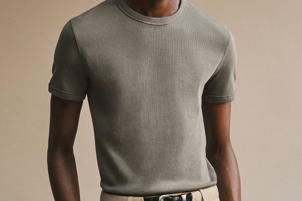 COS REDEFINE EL BÁSICO PERFECTO CON EL LANZAMIENTO DE SUS NUEVAS CAMISETAS
