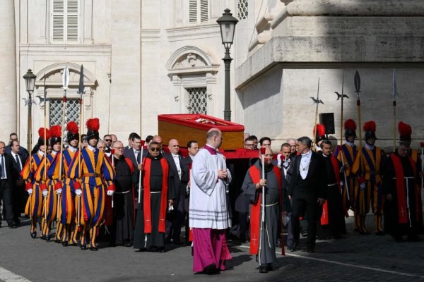 LA DIEZ MEJORES IMÁGENES! El traslado del Papa Francisco a la Basílica de San Pedro