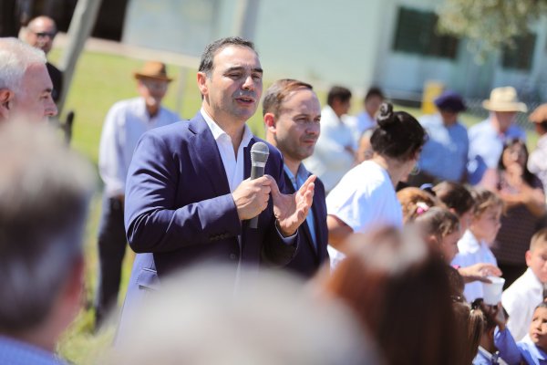 SIN PARAR! Valdés cae a Virasoro con un paquete de regalos y obras